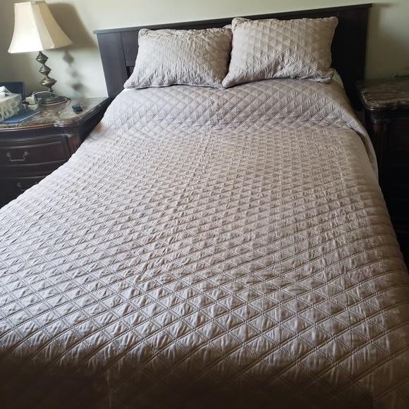Quilted Full-Queen Beige Bedspread and 2 Pillow Shams - Picture 1 of 6